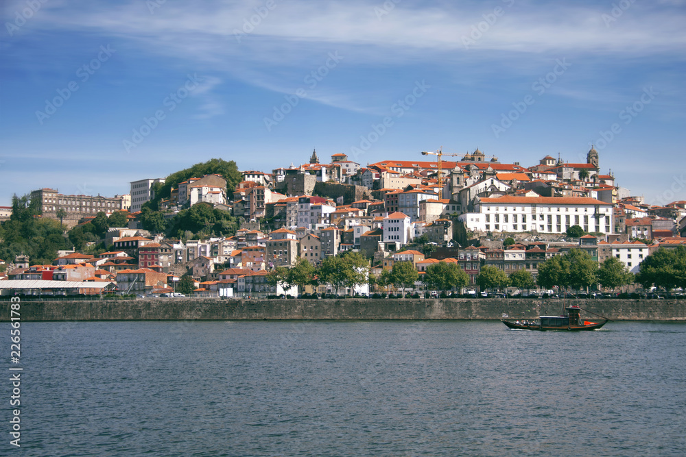 Vistas de la ciudad de Oporto desde el otro lado del río Duero