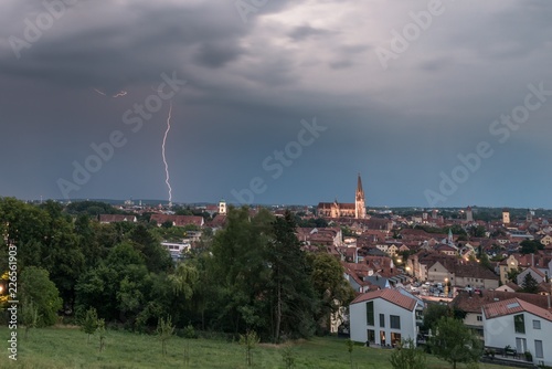 Dunkle Wolken und Blitz über Regensburg, Deutschland