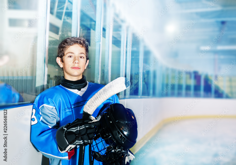 Obraz premium Ice hockey player resting between game periods
