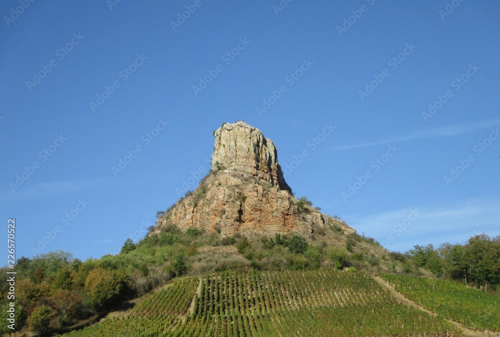 Paysage pitorresque de la roche de Solutré entourée de vignes et de forêts 