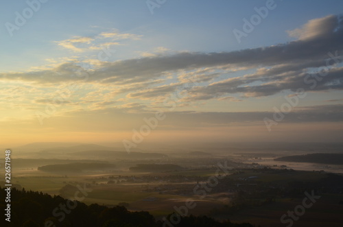 Blick von einem Berg, kurz nach Sonnenaufgang, mit Bodennebel © Susanne