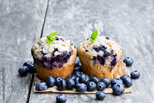 Tableau sur toile Delicious  blueberry muffins on wooden table