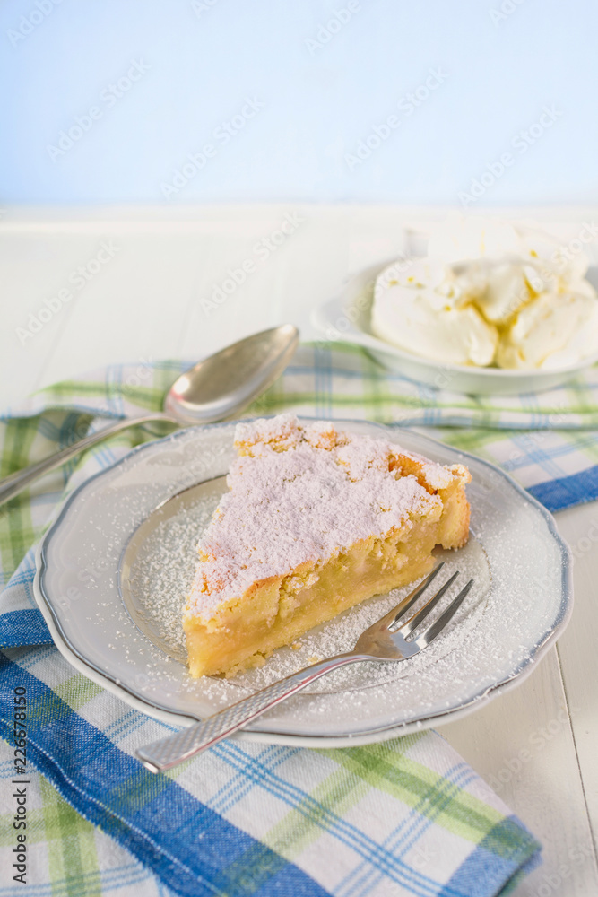 Ein Stück selbstgebackener Apfel Streuselkuchen auf einem Teller mit einer Gabel