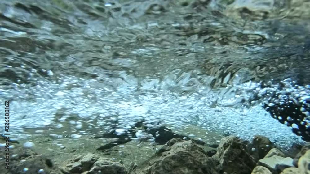 Bergbach mit klarem Wasser, Zeitlupe Bergbach mit klarem Wasser, Zeitlupe