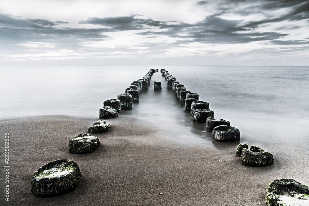 Fototapeta premium bezkresne morze i stary drewniany falochron