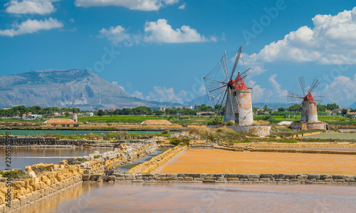 Fotografía Windmills at the natural reserve of the Saline dello Stagnone near Marsala and Trapani, Sicily