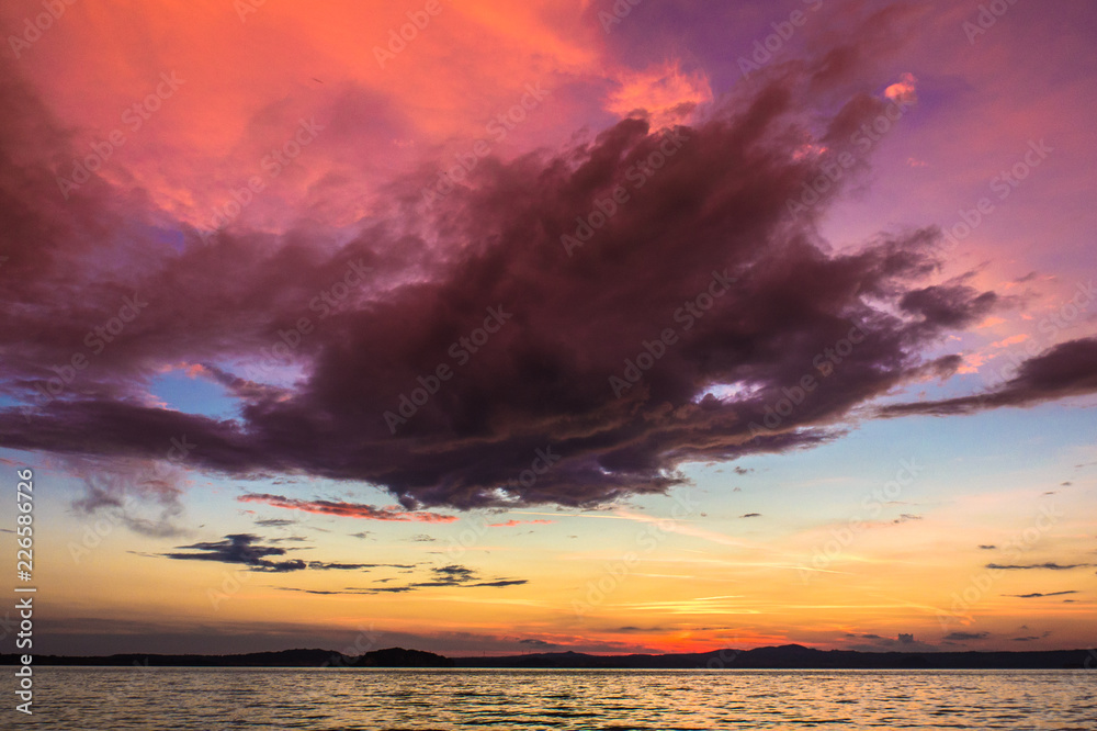 Fototapeta premium Tramonto sul lago di Bolsena