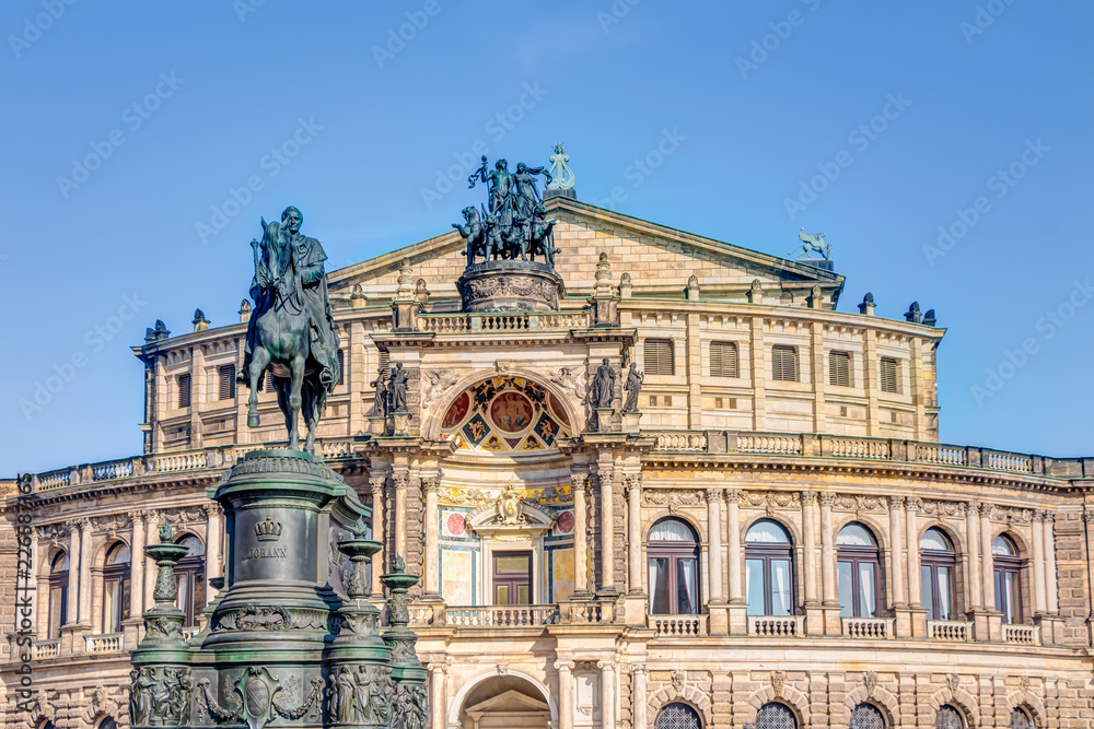 Semperoper und Reiterstandbild König Johann auf dem Theaterplatz in Dresden