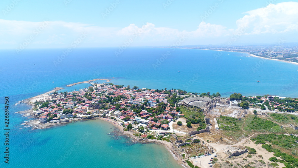 Fototapeta premium Widok z lotu ptaka miasta Side w Turcji Antalya