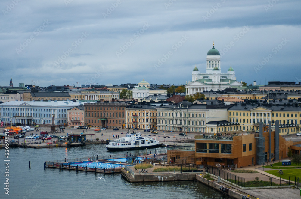 Obraz premium View of the city from the port. City by the sea. White temple near the city port