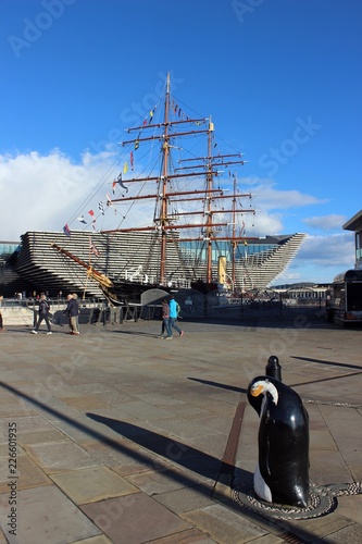 Canvas-taulu RRS Discovery and the V&A Museum, Dundee.
