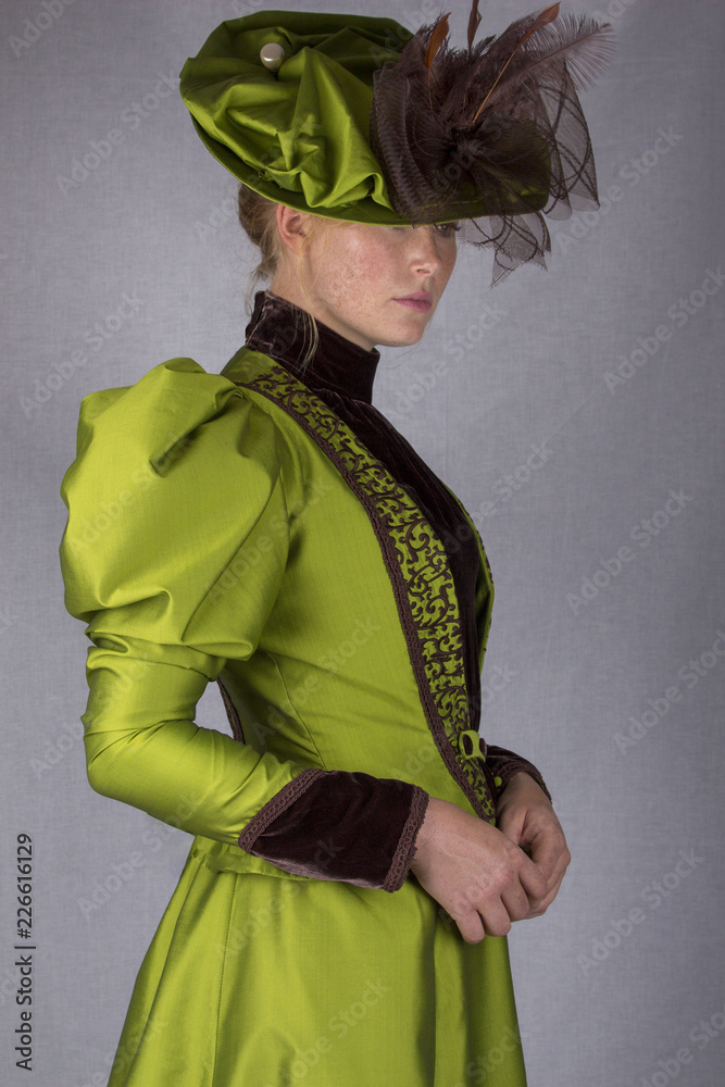 Φωτογραφία Victorian woman in green ensemble
