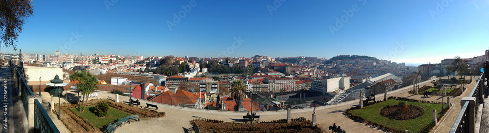 Lisboa: large view of city's landscape