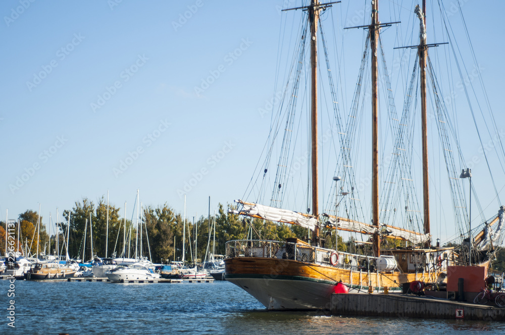 Obraz premium Sailing ships in the bay on a sunny day
