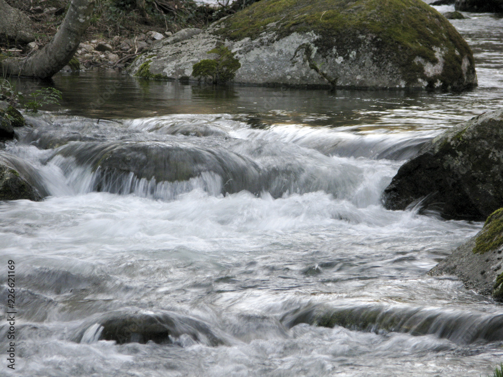 RIO EFECTO SEDA CASCADA