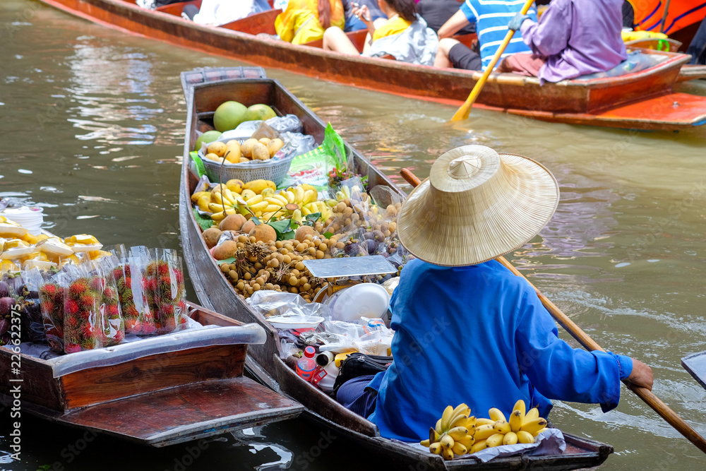 Obraz premium Damnoen Saduak floating market, The famous attractions of Ratchaburi province. It is the most famous floating market in Thailand and is known for tourists around the world.