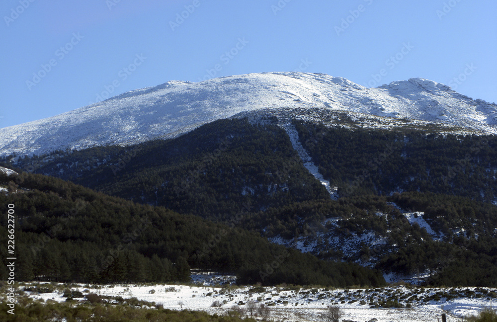 montaña nevada invierno 