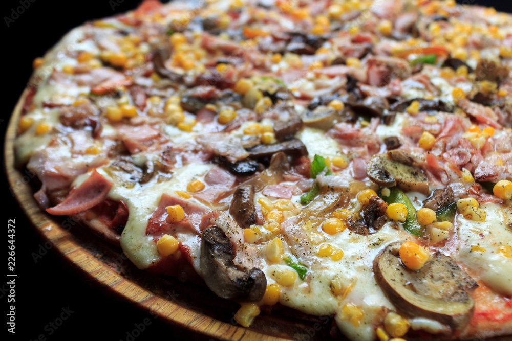 Pizza de jamon con champiñones y maiz Pizza de jamon con champiñones y maiz