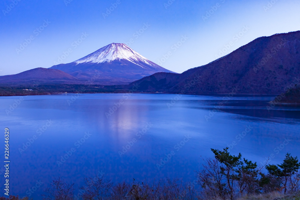 夕暮れの富士山、山梨県本栖湖にて
