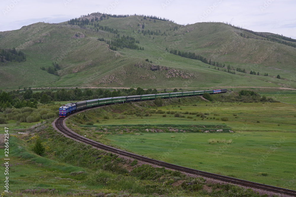 モンゴルを走る旅客列車