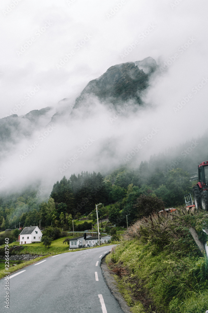 Obraz premium Misty Norwegian Mountains