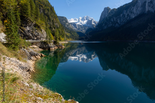 Fototapeta Naklejka Na Ścianę i Meble -  Majestic view of Austrian Alps. Beautiful nature scene with an alpine lake and the glacier Dachstein in Salzkammergut region