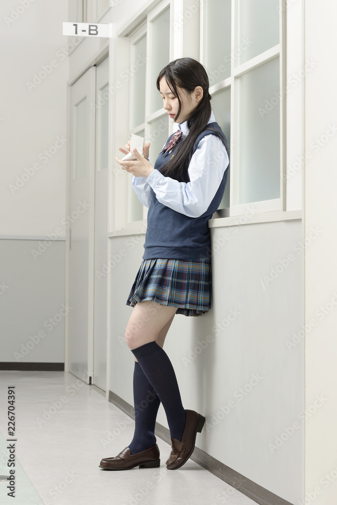 単語帳を見る女子高生 単語帳を見る女子高生