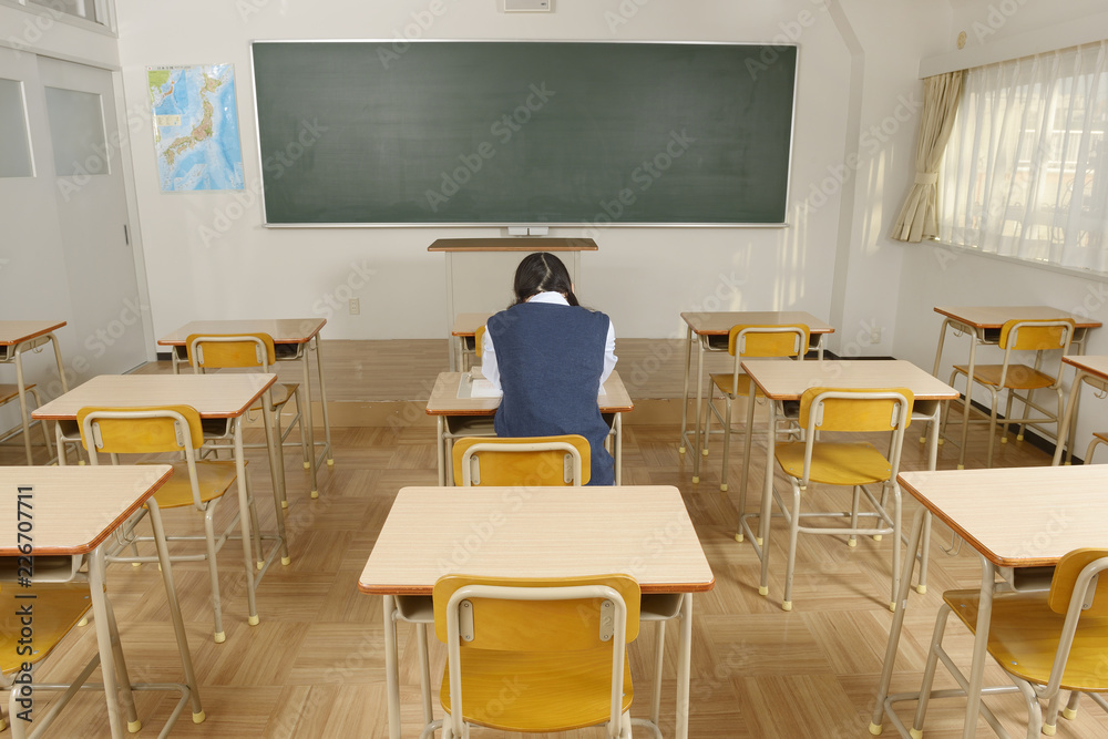 1人で勉強する女子高生 1人で勉強する女子高生