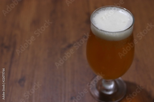 テーブルの上の1杯のグラスのビール