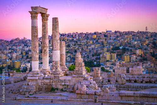 Fotografia Amman, Jordan its Roman ruins in the middle of the ancient citadel park in the center of the city