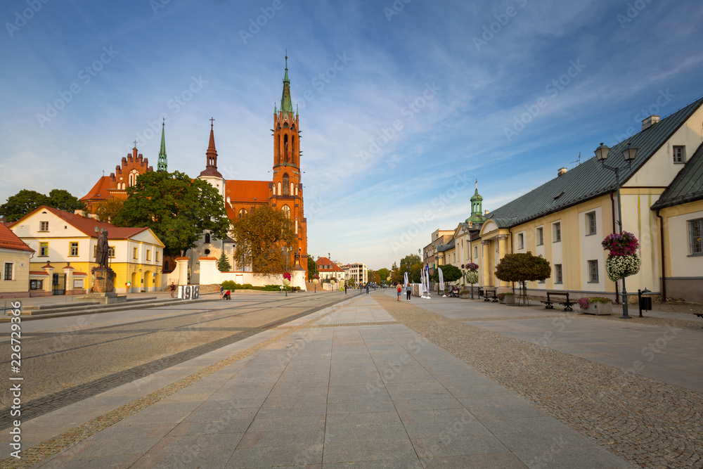 Fototapeta premium Kosciusko Main Square with Basilica in Bialystok, Poland.