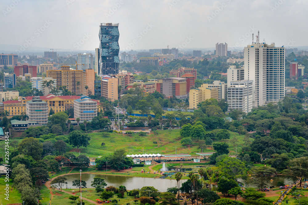 Naklejka premium Panoramę miasta Nairobi, pejzaż miasta Nairobi w Kenii w Afryce Wschodniej. Stolica Afryki z architekturą i drapaczami chmur