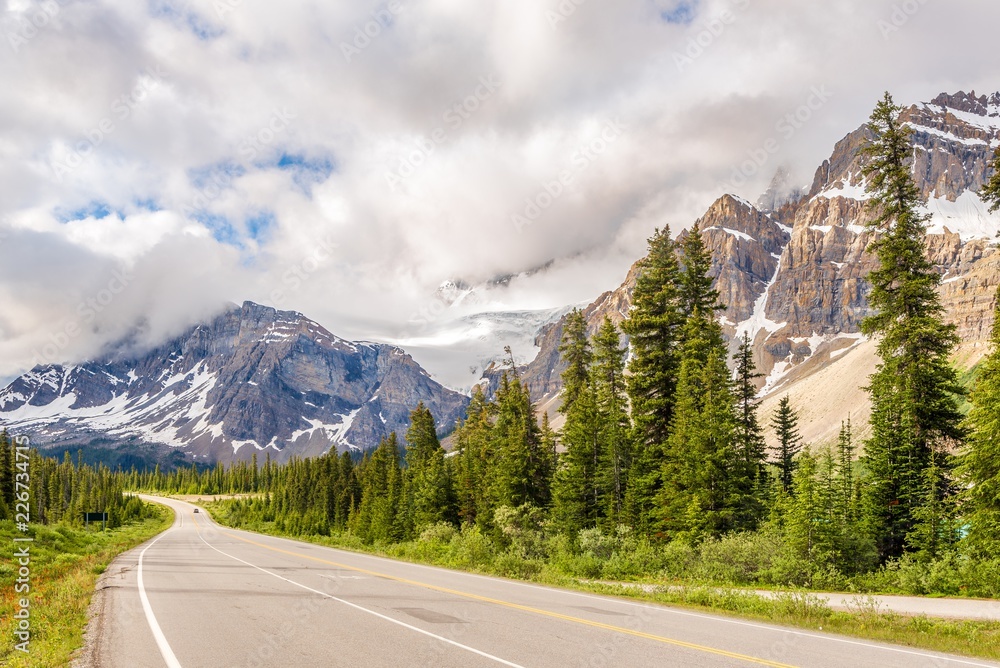 Fototapeta premium Icefields Parkway road near Bow lake in Canadian Rocky Mountain.