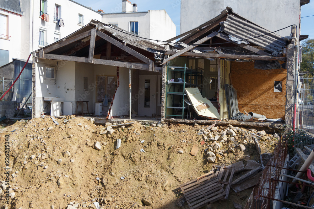 Fototapeta premium Maisons à moitié démolies
