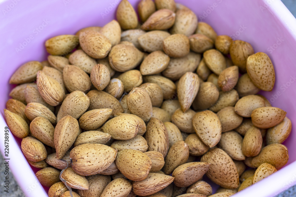 Obraz premium Perspective colorful shoot of cracked tasty fresh almonds