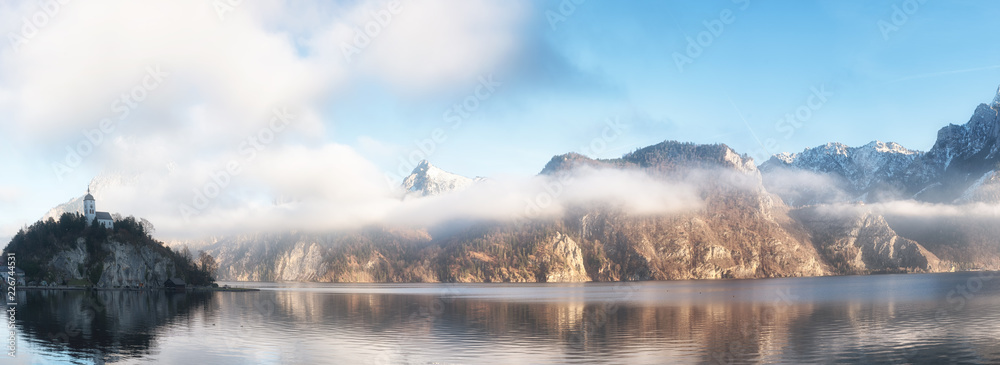 Fototapeta premium Panorama Kaplicy Johannesberga i Góry Traunstein z Lakem