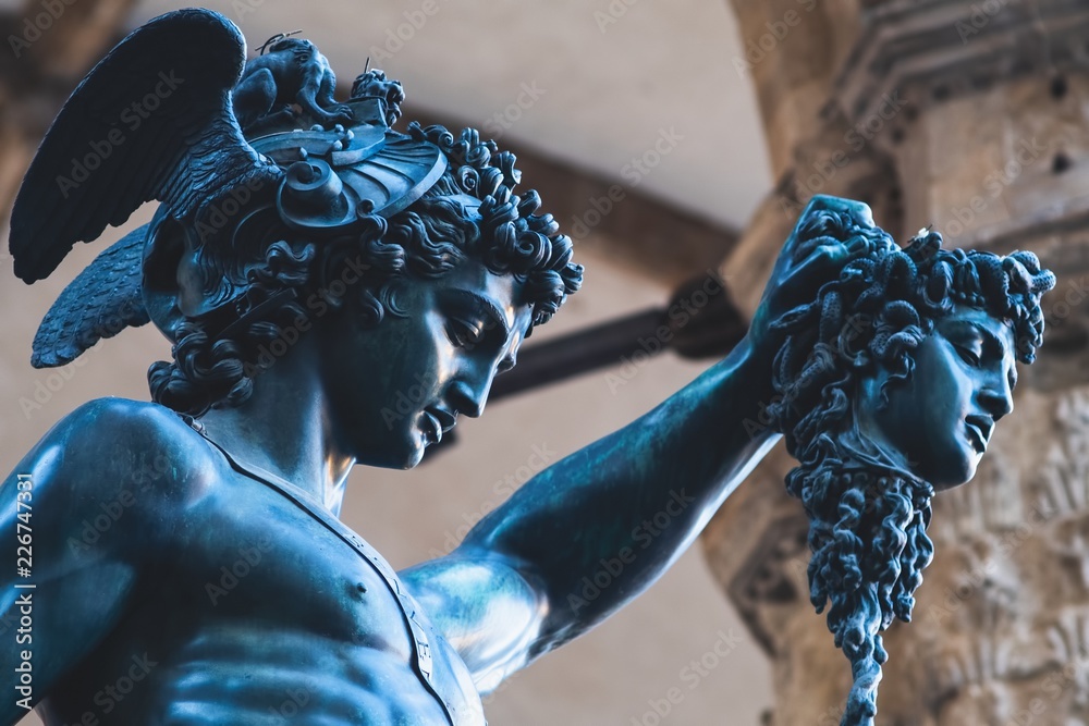 Sacs Statue en bronze de Persée tenant la tête de Méduse à Florence, Piazza  della Signoria, réalisée par Benvenuto Cellini en 1545 - NikkelArt.be