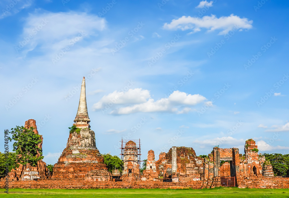 Naklejka premium Ruins of Buddha statues and pagoda in Wat Mahathat,Phra Nakhon Si Ayutthaya Province It is one of the temples in the district. 
