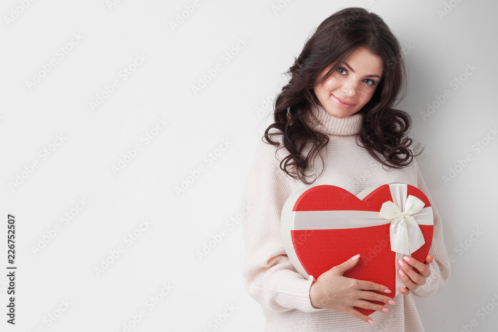 Fototapeta Dziewczyna z czerwonym pudełkiem w kształcie serca