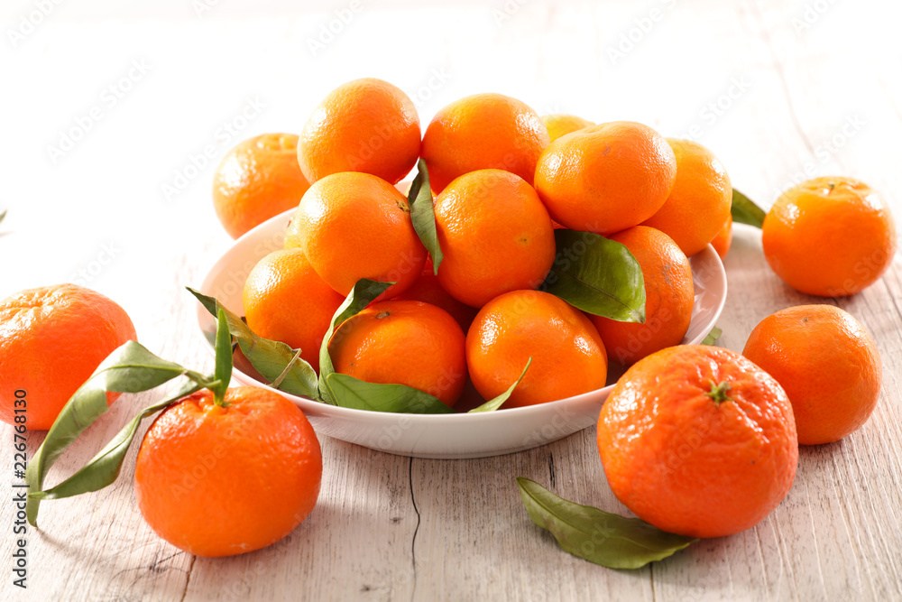 clementine fruit and leaf