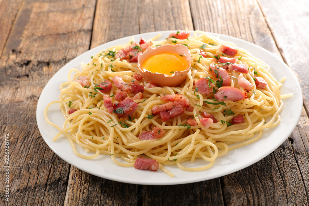 spaghetti with bacon, cheese and egg