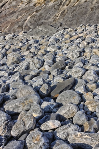 PIEDRAS DE LA ORILLA DEL MAR