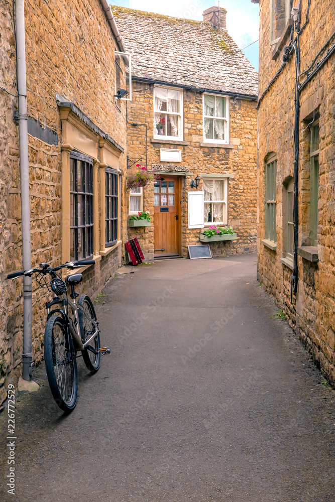 Fototapeta Charming alleyways of Bourton-on-the-Water, Cotswold, England