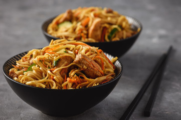 Spicy asian noodles with chicken and vegetables.