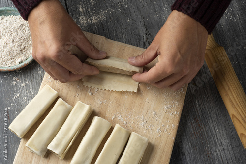 Foto man preparing meat stuffed cannelloni