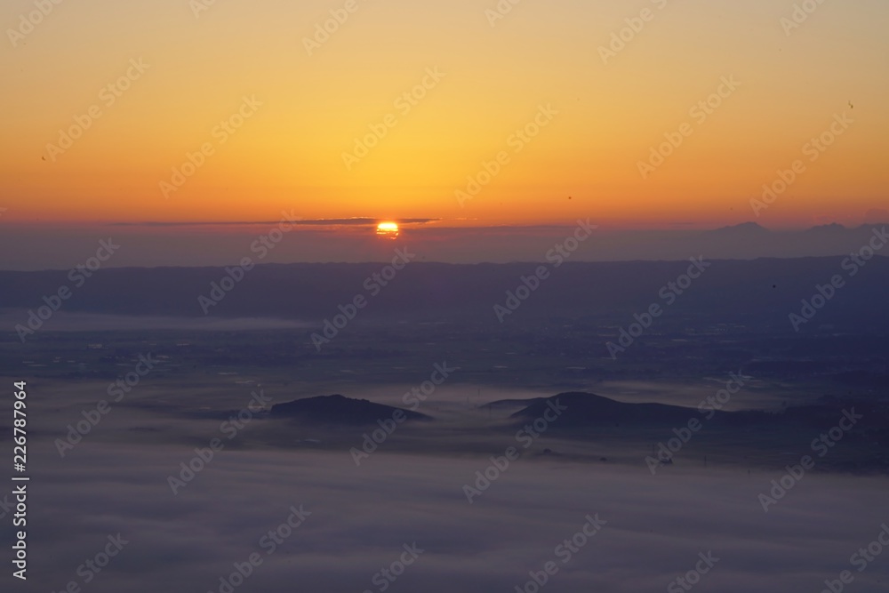 日の出前の雲海と阿蘇山の風景