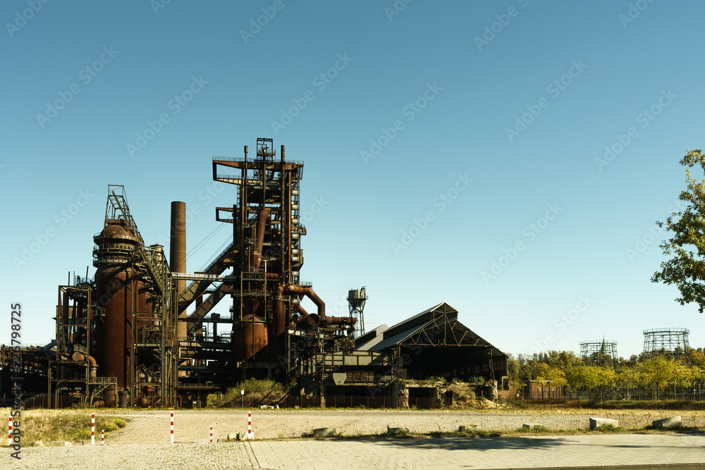 Phoenis-West, alte hochöfen mit Halle und Reste der Kühltürme