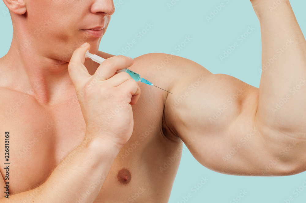Wunschmotiv: Bodybuilder taking steroids injection in arm #226813168