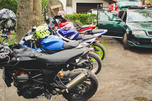 Foto Sports motorcycles are near the house