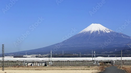 日本一の山、富士山。　側を走行する高速鉄道